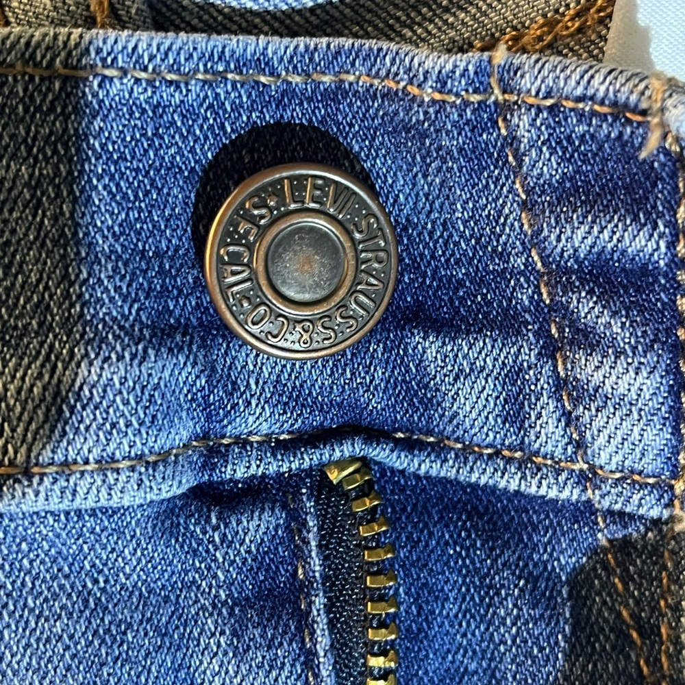 Women's Levi's Mid-Length Denim Shorts - Picture 3 of 7